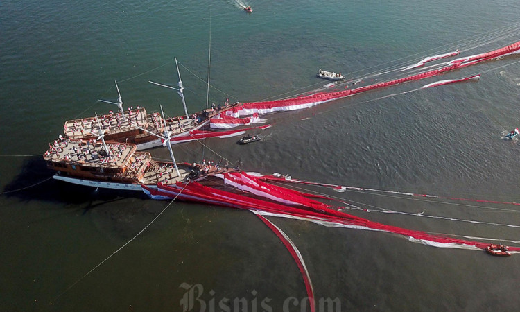 Pembentangan Bendera Merah Putih Raksasa di Pantai Losari