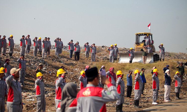 Upacara HUT RI di TPA Jabon Sidoarjo
