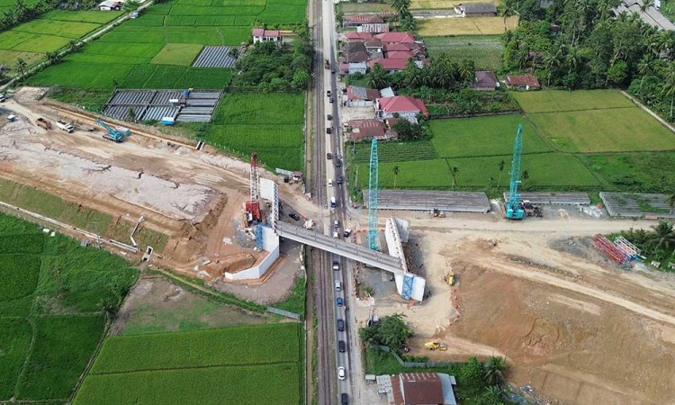 Proses Pemasangan Erection Girder di Jalan Nasional Padang-Bukittinggi