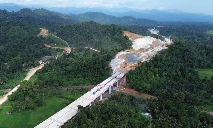 Proses Pemasangan Erection Girder di Jalan Nasional Padang-Bukittinggi