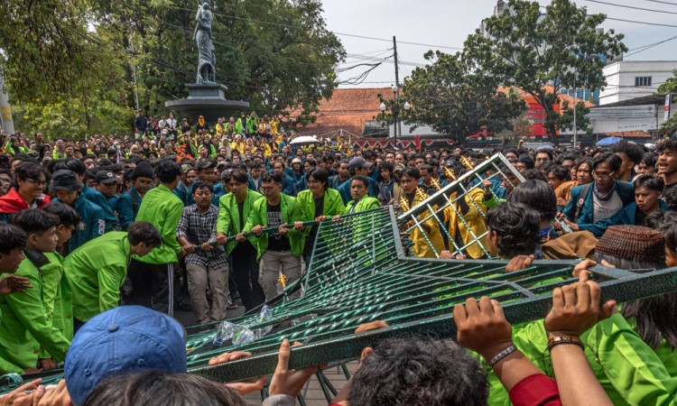 Demo Menolak Revisi UU Pilkada di Kawasan Gedung DPR Berakhir Ricuh