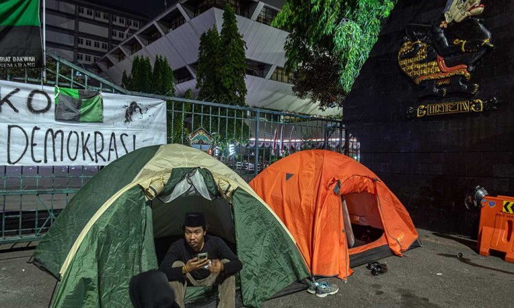 Mahasiswa Menginap Di Depan Gedung DPRD Semarang Saat Aksi Mengawal Putusan MK