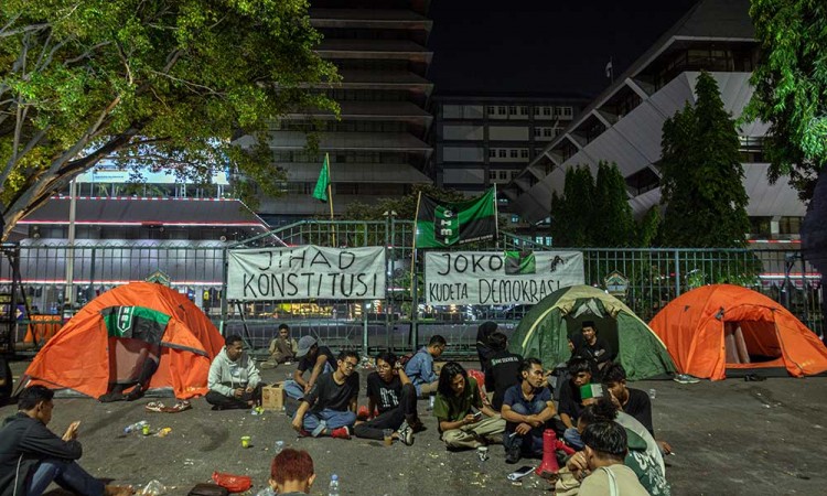 Mahasiswa Menginap Di Depan Gedung DPRD Semarang Saat Aksi Mengawal Putusan MK