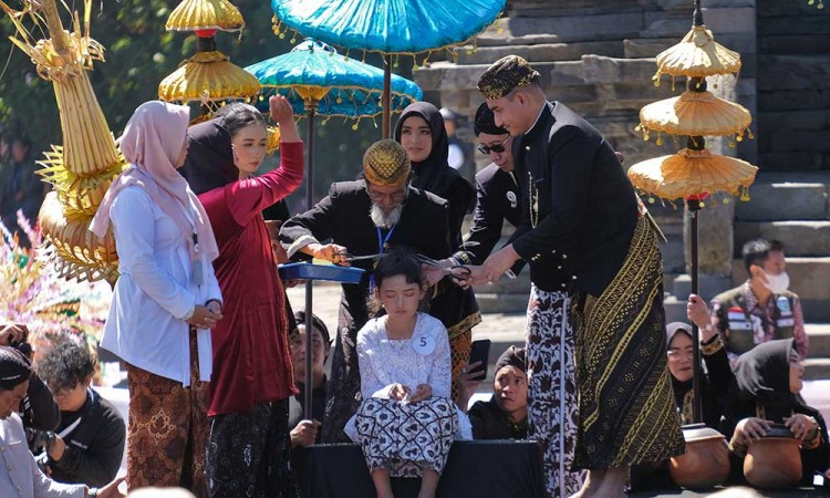 Prosesi Potong Rambut Gimbal di Dieng Kulon Banjarnegara