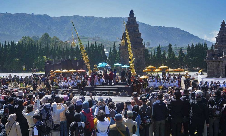 Prosesi Potong Rambut Gimbal di Dieng Kulon Banjarnegara