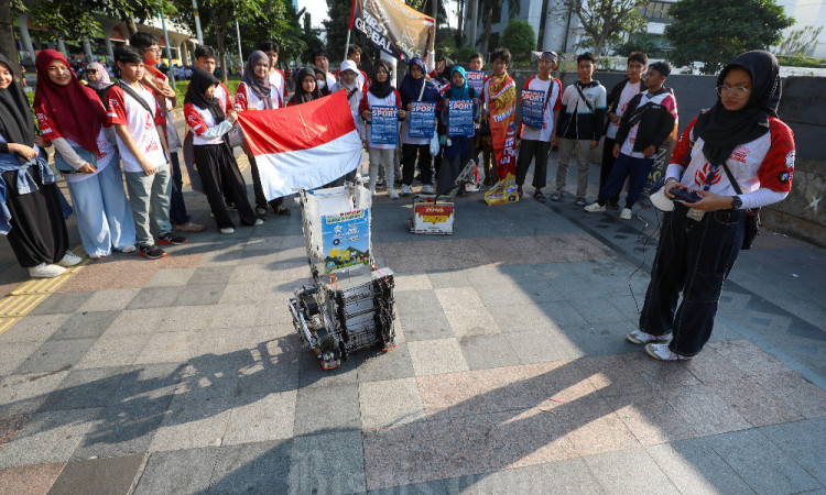 Madrasah International Technonatura Gelar Pawai Robotic Show