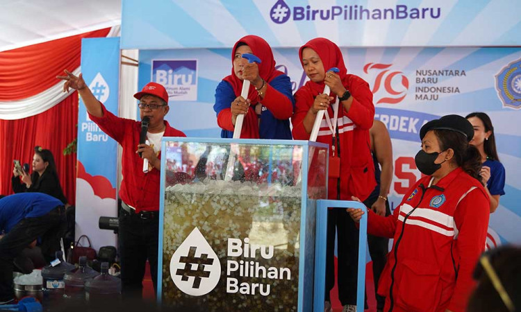 Air Minum Biru Bersama Kader Surabaya Hebat Rayakan Kemerdekaan RI Lewat Edukasi dan Upaya Pemecahan Rekor Dunia