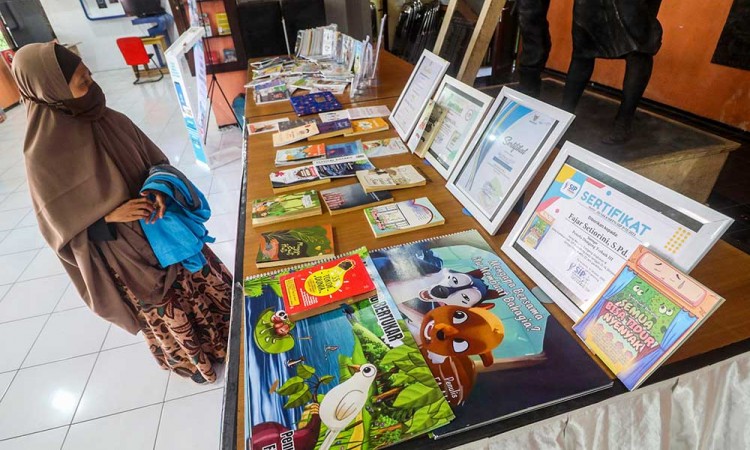 Tingkatkan Minat Baca Masyarakat, Perpustakaan di Kediri Gelar Pameran Lukisan dan Lomba Menulis