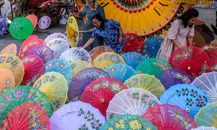 Keindahan Festival Payung Indonesia 2024 di Taman Balekambang Solo