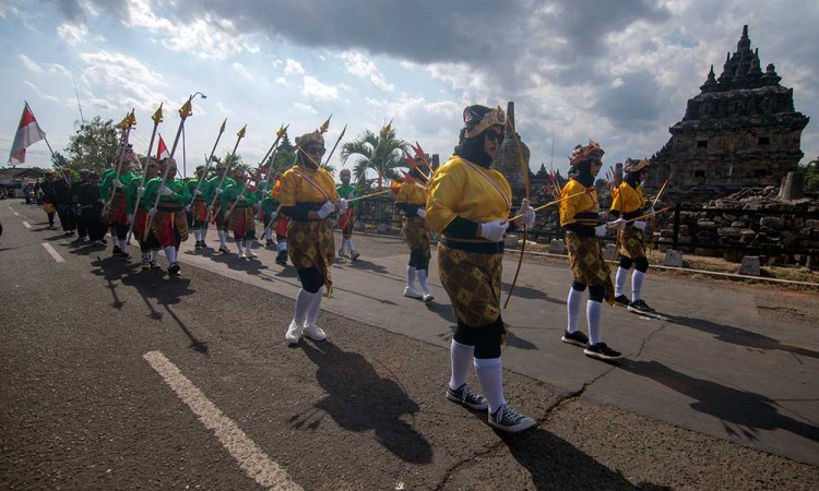 Kirab Gunungan Festival Candi Kembar 2024 di Prambanan