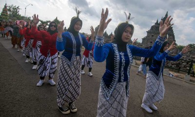 Kirab Gunungan Festival Candi Kembar 2024 di Prambanan