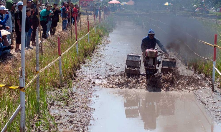 Sejumlah Petani di Klaten Ikuti Lomba Balap Traktor