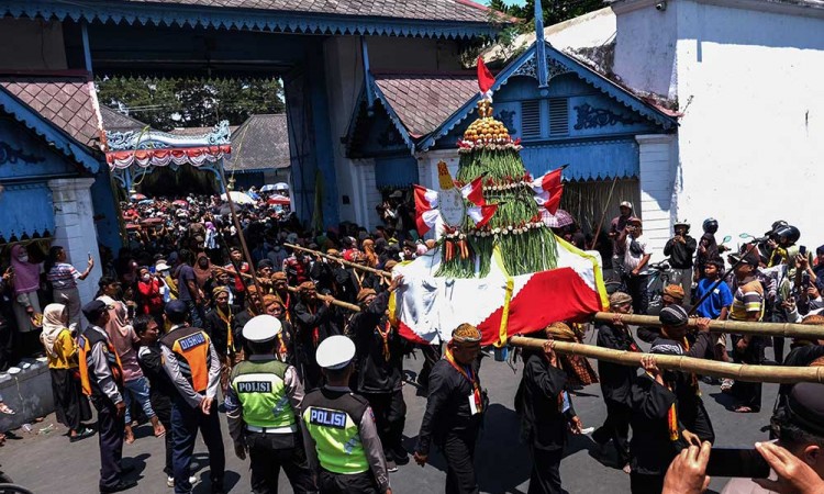 Sejumlah Abdi Dalem Keraton Kasunanan Surakarta Hadiningrat Ikuti Grebeg Maulud