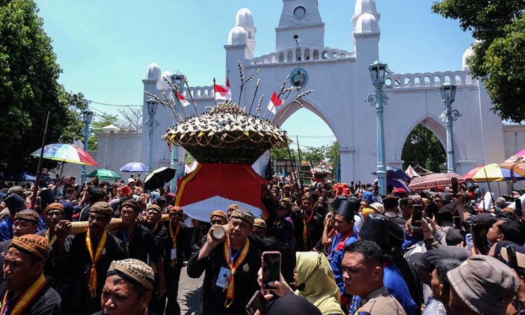 Sejumlah Abdi Dalem Keraton Kasunanan Surakarta Hadiningrat Ikuti Grebeg Maulud