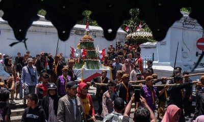 Sejumlah Abdi Dalem Keraton Kasunanan Surakarta Hadiningrat Ikuti Grebeg Maulud