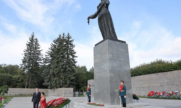 Megawati Soekarnoputri Kunjungi Pemakaman Memorial Piskarevsky di St. Petersburg Rusia