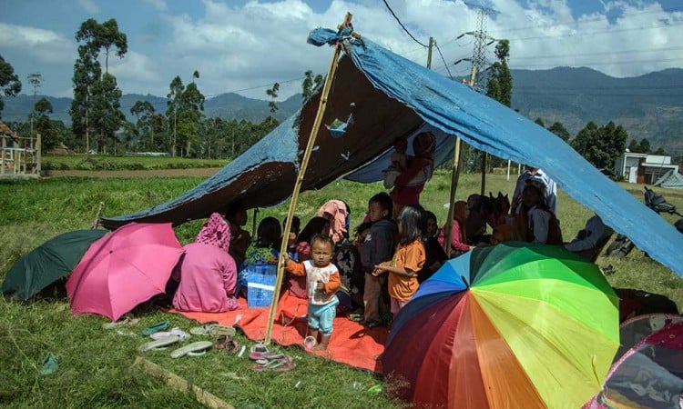 Ratusan Warga Korban Gempa Bumi di Kabupaten Bandung Mengungsi ke Tenda Darurat