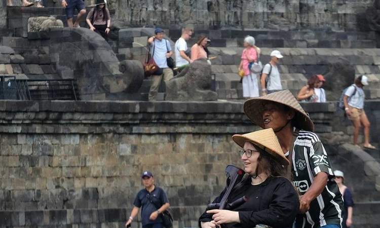 Kemenparekraf Targetkan Kunjungan Wisman ke Candi Borobudur Mencapai 2 Juta Wisatawan Pada Tahun ini