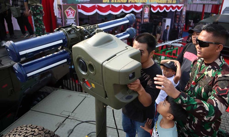 Ratusan Kendaraan Tempur dan Senjata Milik TNI Di pajang saat Pameran Alutsista di Kawasan Monas