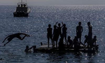 Keseruan Berenang di Pantai Falajawa Ternate