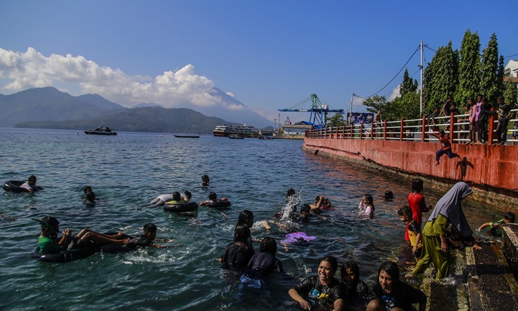 Keseruan Berenang di Pantai Falajawa Ternate