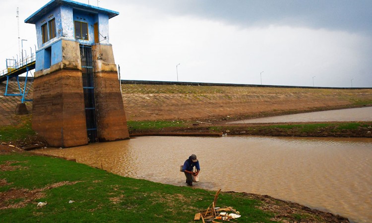 Volume Air Waduk Dawuhan Madiun Mulai Mengering