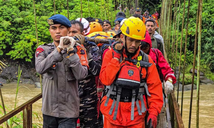 Evakuasi Korban Tanah Longsor di Lokasi Tambang Emas Ilegal