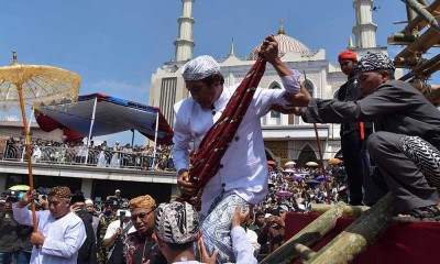 Tradisi Pencucian Pusaka Peninggalan Kerajaan Panjalu Prabu Sanghyang Borosngora