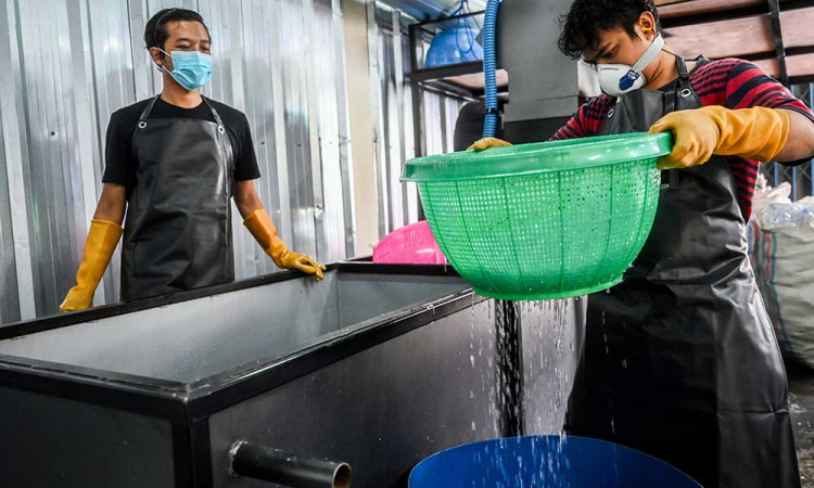 Rumah Produksi Kerajinan Daur Ulang Sampah Plastik di Tangerang