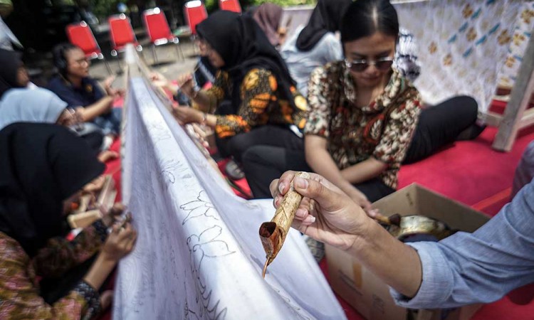 Mahasiswa di Solo Ikuti Acara Belajar Membatik Dengan Ceria di Museum Radya Pustaka