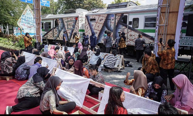 Mahasiswa di Solo Ikuti Acara Belajar Membatik Dengan Ceria di Museum Radya Pustaka