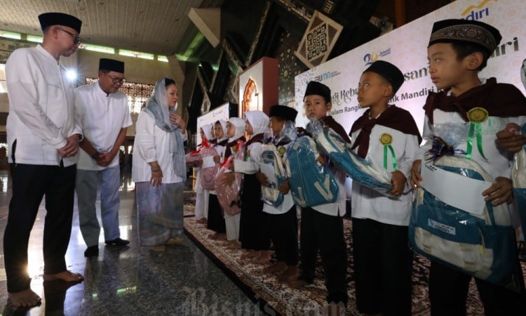 Bank Mandiri Serahkan Santunan Pendidikan Anak Yatim Piatu