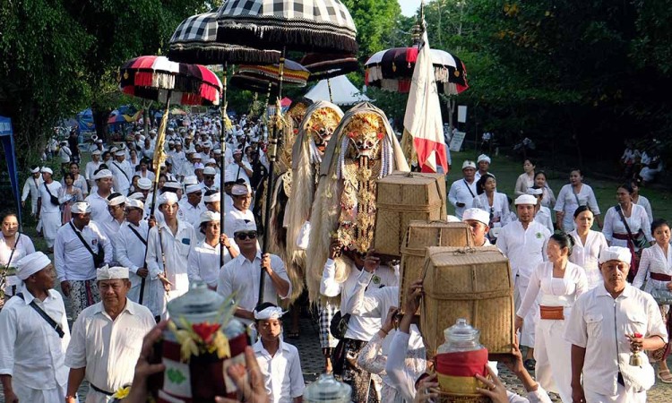 Persiapan Hari Raya Kuningan