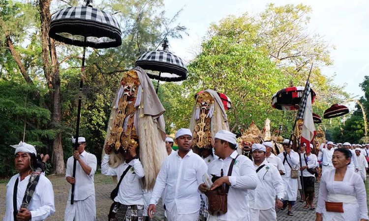 Persiapan Hari Raya Kuningan