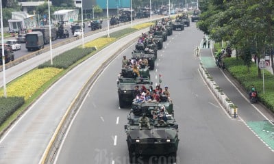 Warga Naik Alutsista TNI Saat Perayaan HUT ke-79 TNI di Jakarta