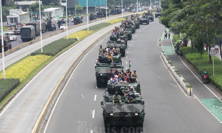 Warga Naik Alutsista TNI Saat Perayaan HUT ke-79 TNI di Jakarta