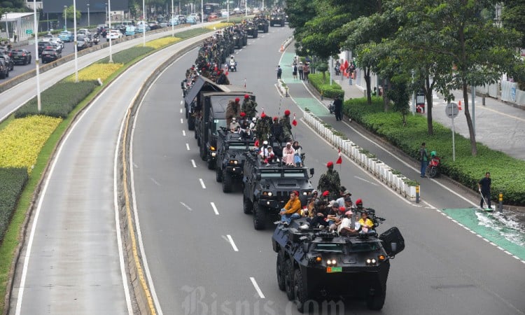 Warga Naik Alutsista TNI Saat Perayaan HUT ke-79 TNI di Jakarta