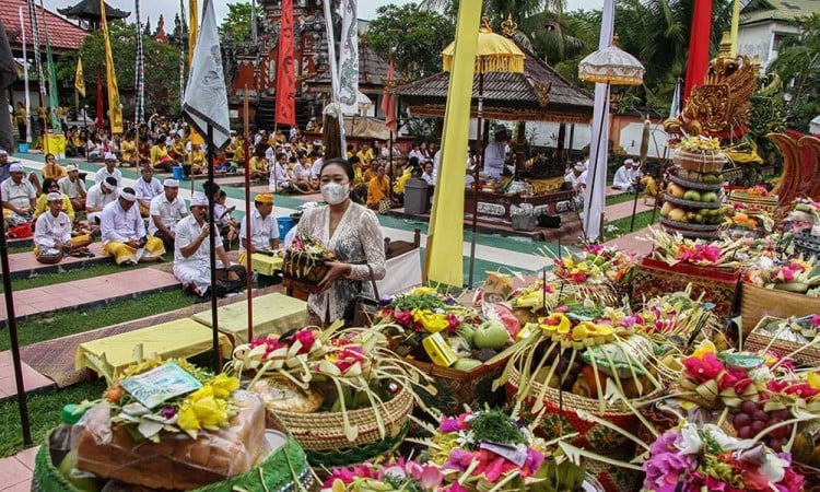 Upacara Persembahyangan Hari Raya Kuningan di Palangka Raya