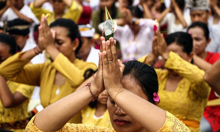 Upacara Persembahyangan Hari Raya Kuningan di Palangka Raya