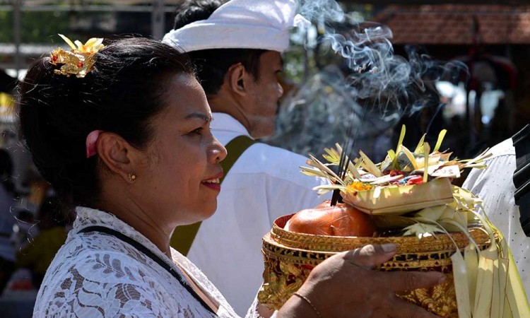 Umat Hindu Bersembahyang Bersama Saat Hari Raya Kuningan di Bali