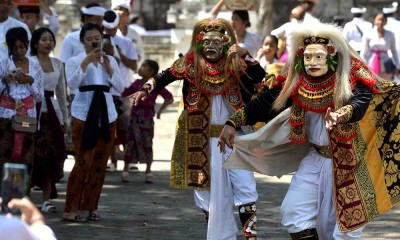 Umat Hindu Bersembahyang Bersama Saat Hari Raya Kuningan di Bali