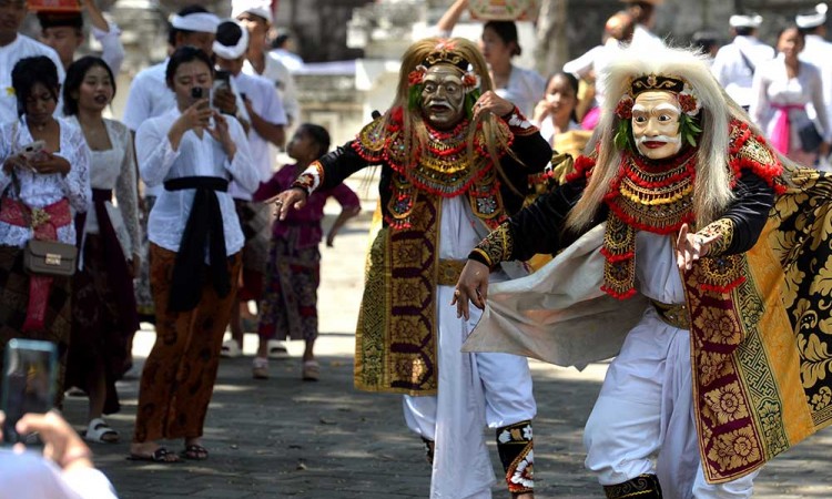 Umat Hindu Bersembahyang Bersama Saat Hari Raya Kuningan di Bali