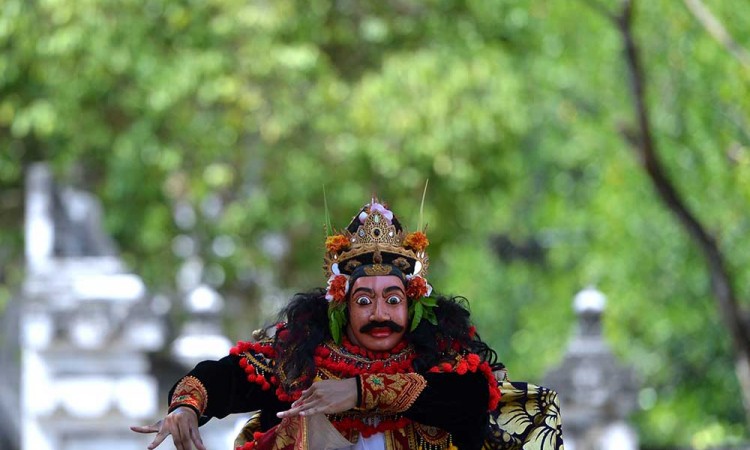 Umat Hindu Bersembahyang Bersama Saat Hari Raya Kuningan di Bali