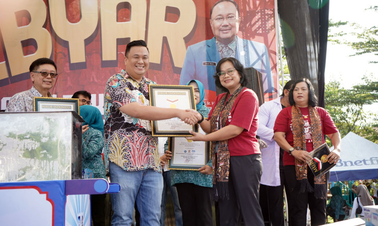 Air Minum Biru, Jamu Jago dan PKK Kota Semarang Sosialisasi Hempas Stunting lewat Rekor MURI