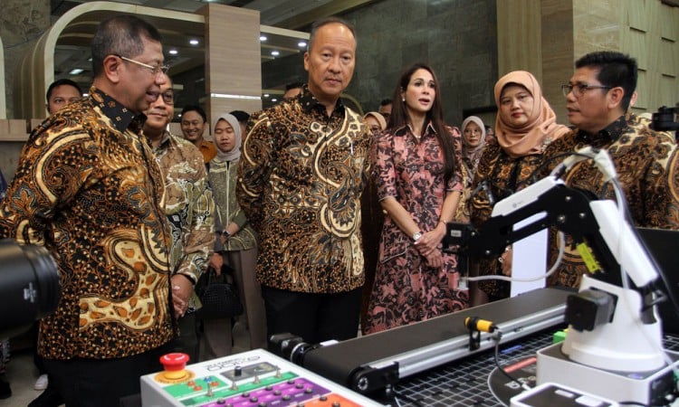 Axioo Serahkan Hibah Alat Peraga Robotik untuk SMK Lingkungan BPSDMI