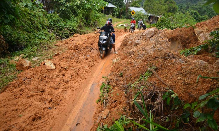 Tanah Longsor di Jalan Lingkar Nipah-Teluk Bayur Padang Sumatra Barat