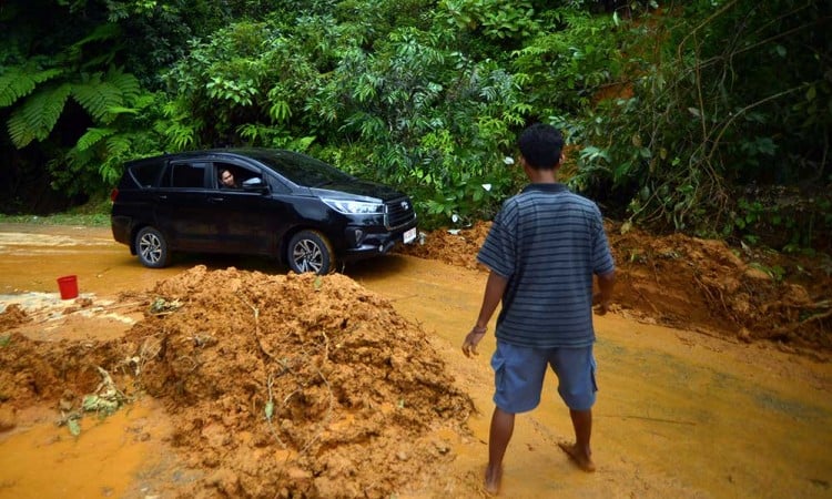 Tanah Longsor di Jalan Lingkar Nipah-Teluk Bayur Padang Sumatra Barat