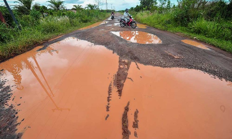 Jalan Provinsi di Jambi Rusak Parah