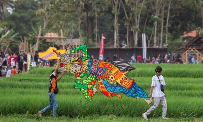 Bermain Layang-Layang Pada Ngaran Kite Festival 2024 di Yogyakarta