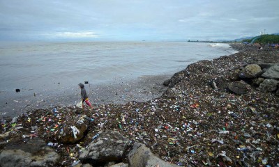 Tumpukan Sampah Penuhi Objek Wisata Pantai Muaro Lasak di Padang